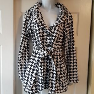 L.A KITTY BLACK AND WHITE LIGHT COAT, SIZE LARGE